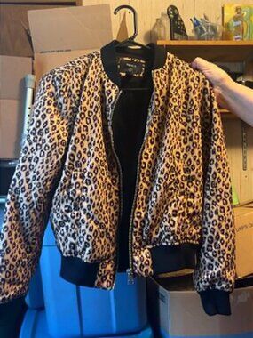 Forever 21 Women's Leopard Print Full Zip Bomber Jacket Size Small pockets snap